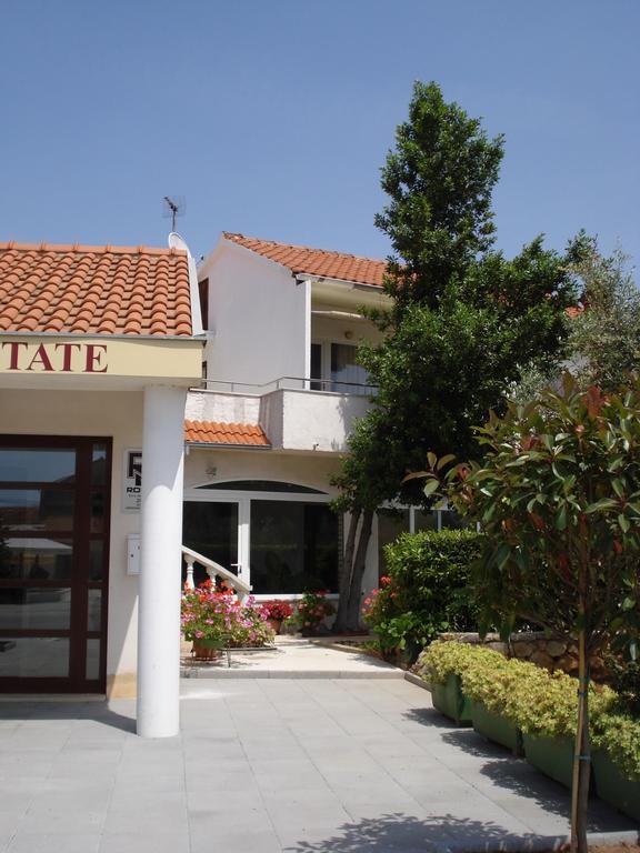 Apartments Keran Sukošan Стая снимка
